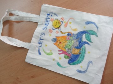 อาสาสมัครลงลายกระเป๋าผ้า เพื่องานพัฒนาเด็กด้อยโอกาส 5 พ.ค. Volunteer to Paint Bag to support Child Development