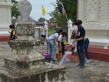 จิตอาสา ขัดล้างรั้วรอบวัดลุมพินีวนาราม