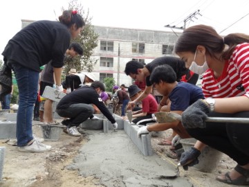 ปรับปรุงสวนหย่อมชุมชน2 เทปูนที่นั่งและปลูกต้นไม้ Volunteer to renovate community garden for urban-poor in Thailand