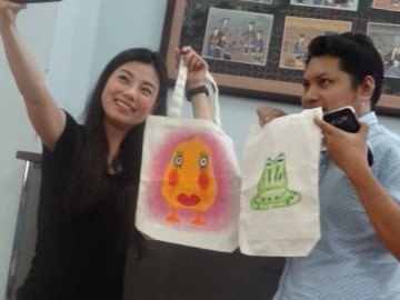 ลงลายกระเป๋าผ้า เพื่อศูนย์เด็กด้อยโอกาส 4 ก.ย. VOLUNTEER TO PAINT BAG for Children Center in Thailand  Sep. 4, 16