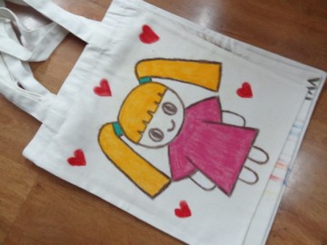 อาสาลงลายกระเป๋าผ้า เพื่อศูนย์เด็กด้อยโอกาส 11มีค.  Volunteer to Paint Bag to Raise Fund for Children Center in Thailand