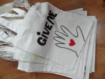 อาสาลงลายกระเป๋าผ้า เพื่อศูนย์เด็กด้อยโอกาส  Painting Bag to Raise Fund for Children Center in Thailand