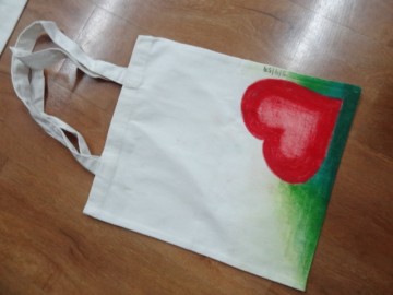 อาสาลงลายกระเป๋าผ้า เพื่อศูนย์เด็กด้อยโอกาส 3 มิ.ย.  Volunteer to Paint Bag to Raise Fund for Children Center