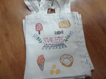 อาสาลงลายกระเป๋าผ้า เพื่อศูนย์เด็กด้อยโอกาส 9 ก.ย. Volunteer to Paint Bag to Raise Fund for Children Center