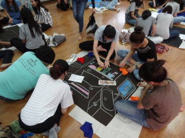 อาสาสร้างสื่อการเรียนรู้บนผืนผ้า 8 เม.ย.  Volunteer to Create Learning Material