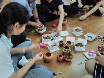 อาสาแต่งโอ่งน้ำใจช่วยภัยพิบัติ 28 เม.ย.  Volunteer –To decorate tiny jars for Disaster Relief