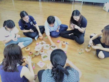 อาสาแต่งโอ่งจิ๋วน้ำใจช่วยภัยพิบัติ 19 พ.ค.   Volunteer –To decorate tiny jars for Disaster Relief