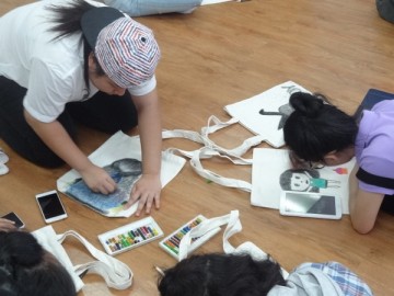 อาสาสมัครลงลายกระเป๋าผ้า เพื่องานพัฒนาเด็กด้อยโอกาส 19 พ.ค.  Volunteer to Paint Bag to support Child Development in Thailand