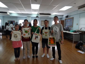 อาสาสมัครลงลายกระเป๋าผ้า เพื่องานพัฒนาเด็กด้อยโอกาส23มิ.ย. Volunteer toPaint Bag to support Child Development in Thailand June23, 18
