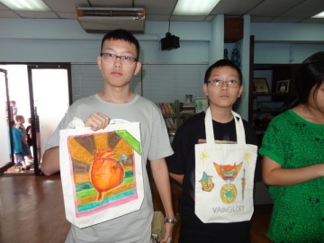 อาสาสมัครลงลายกระเป๋าผ้า เพื่องานพัฒนาเด็กด้อยโอกาส 8 กค. Volunteer toPaint Bag to support Child Development in Thailand Jul.8, 18